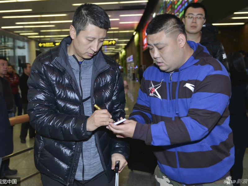 辽篮寒冬送暖：赛前赛后，那些与球迷相映生辉的温情瞬间