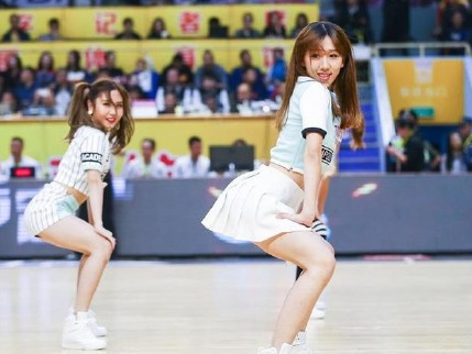 绝美篮球宝贝神似林志玲，引爆赛场瞬间