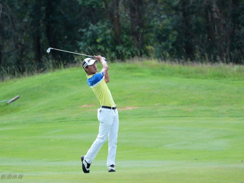 十五位球手争夺巡回赛全卡 赛场瞬间记录荣耀与汗水