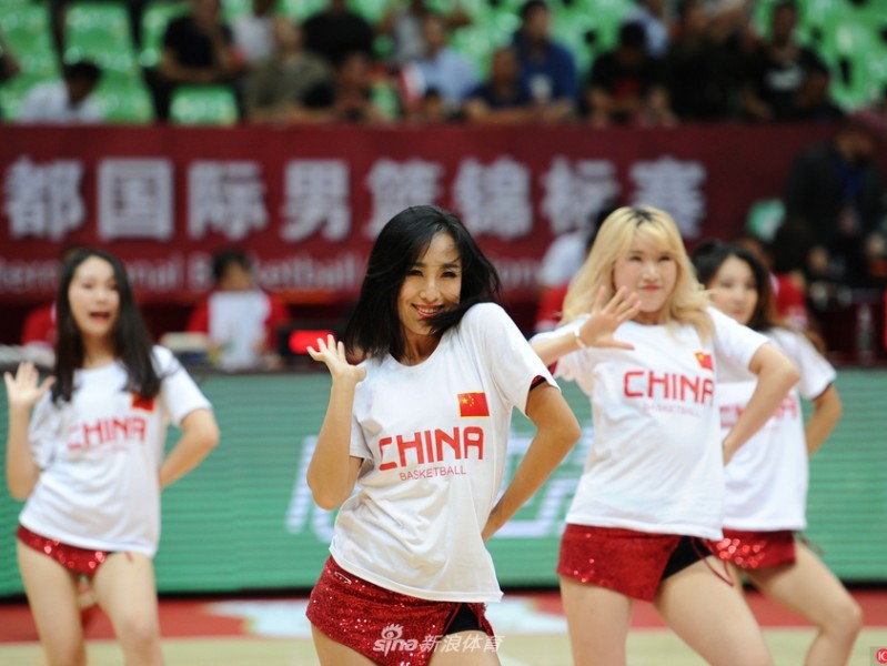 蓉城夏夜篮球火 红队激战安哥拉 宝贝热舞燃爆全场