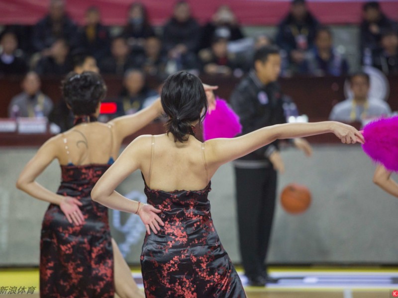 赛场边的热舞精灵：拉拉队宝贝与美女DJ点燃全场