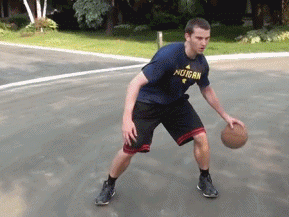 必备篮球运球绝技，让你轻松化身德鲁大叔