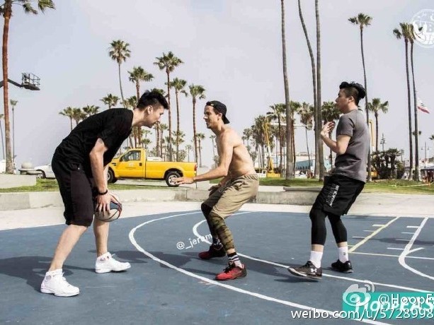 孙悦洛杉矶海滩秀球技，与球迷点燃威尼斯球场激情