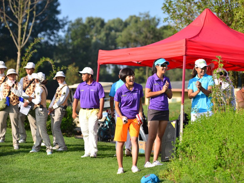 团队同心赛场展英姿，高尔夫球手挥杆逐梦想