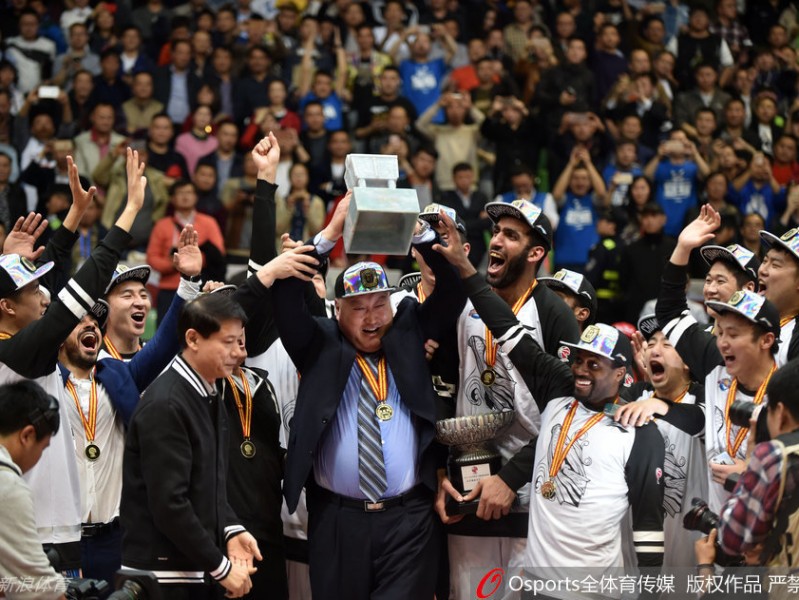 杨学增高举鼎哈达迪加冕王 四川众将欢庆捧起队史首冠