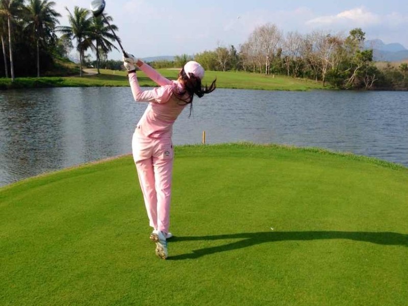 泳池碧波展英姿 少年健儿竞风流