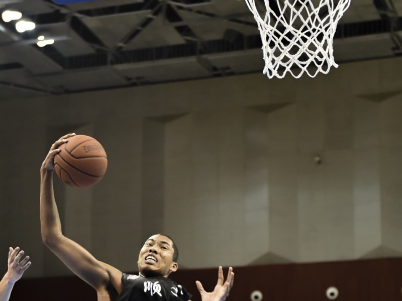 青运村的日与夜 混血中锋丘天的篮球逐梦路