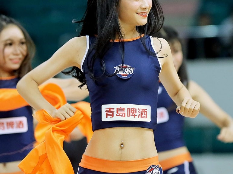 广州啦啦队赛场热舞，柔韧身姿惊艳天河