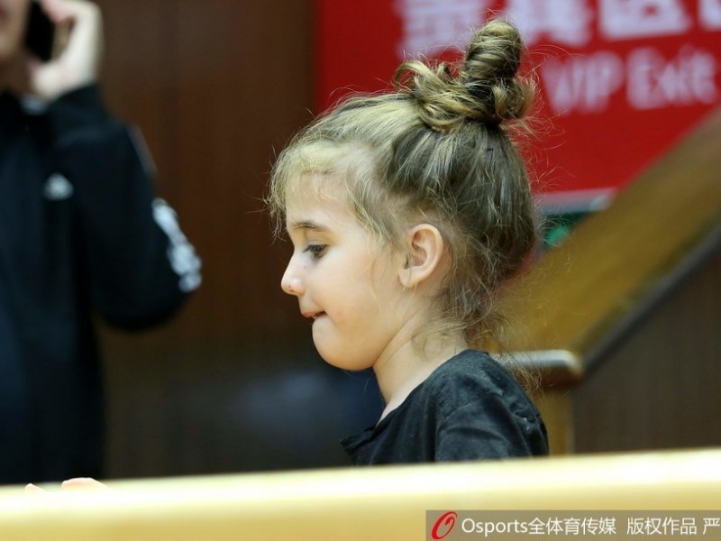 铁汉柔情：希腊中锋博洛西斯的篮球征途与场边最暖注视