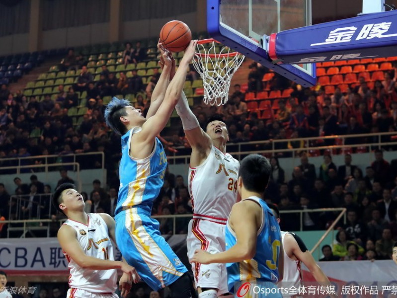 闽军苦旅：王哲林内线独木难支，八一反客为主送十连败