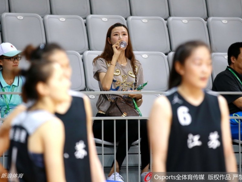 全运赛场的一道靓丽风景 前女篮国手许诺观战引围观