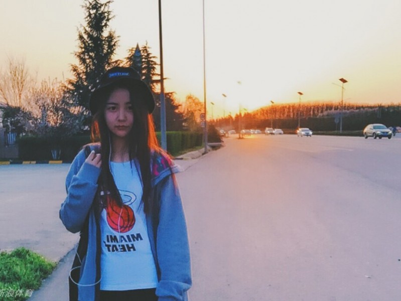 夕阳下的扣篮梦：一位詹姆斯小迷妹的篮球征程