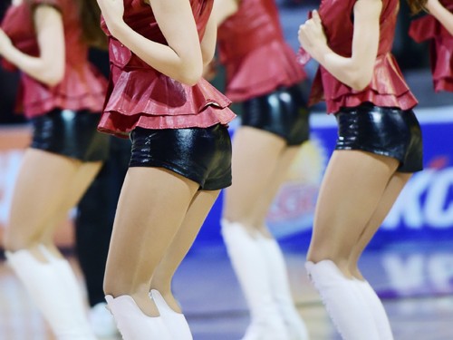 季后赛激战正酣 篮球宝贝热舞点燃全场激情