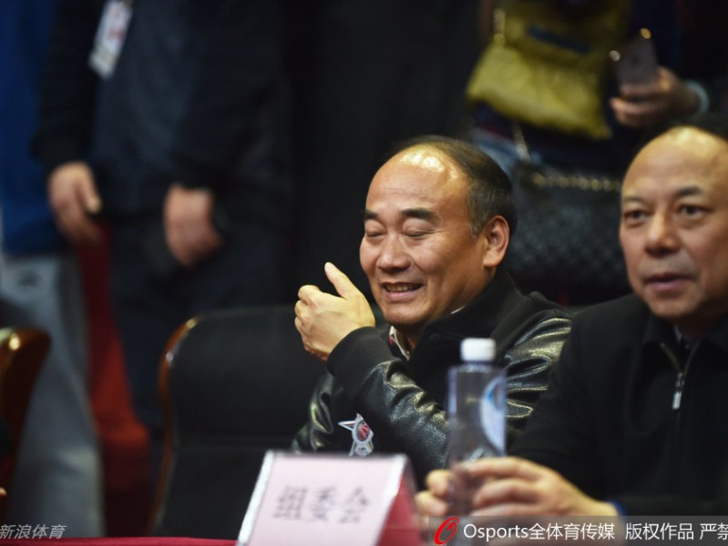 巴蜀篮球圆梦时刻 金强泪光中的至尊荣耀