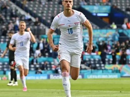 捷克3-0丹麦：高效反击终结“丹麦童话”