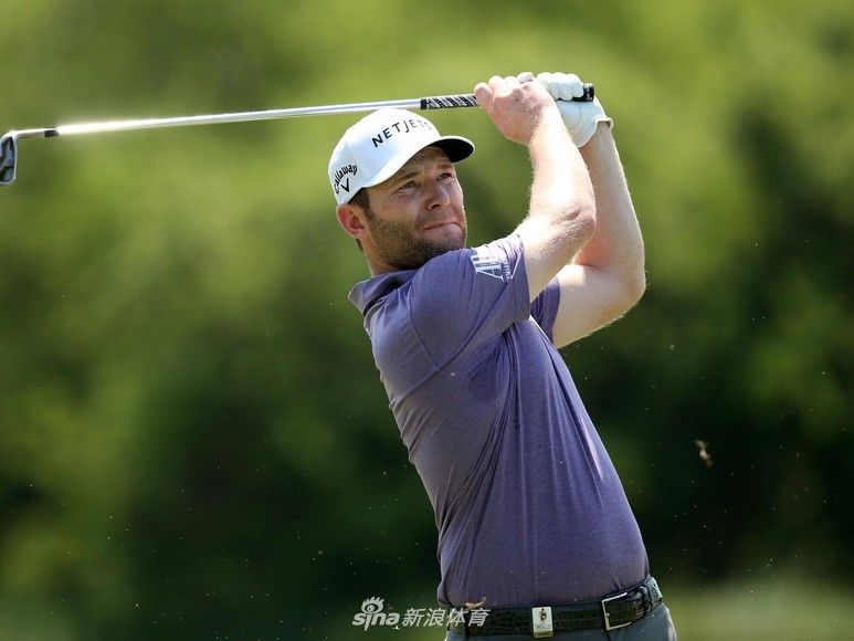 南非烈日下的逆袭：脚踩水泡的勇士拉拉扎巴尔登顶登喜路锦标赛