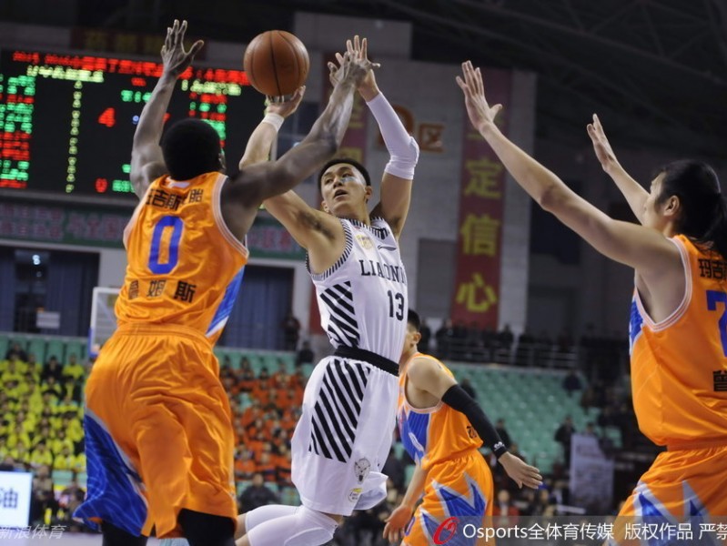 辽粤大战经典回眸：郭少无畏上篮韩德君内线称霸