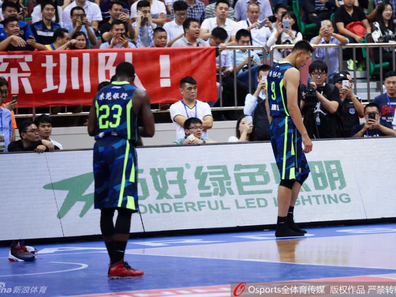 那一夜，那双鞋：回看易建联“扔鞋门”背后的规则与挣扎