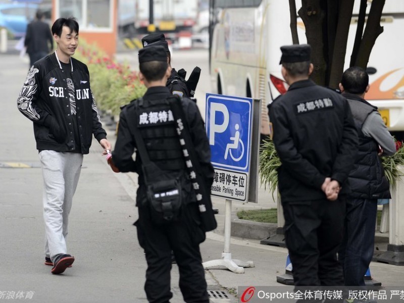 特警护航显决心 四川男篮平静备战总决赛