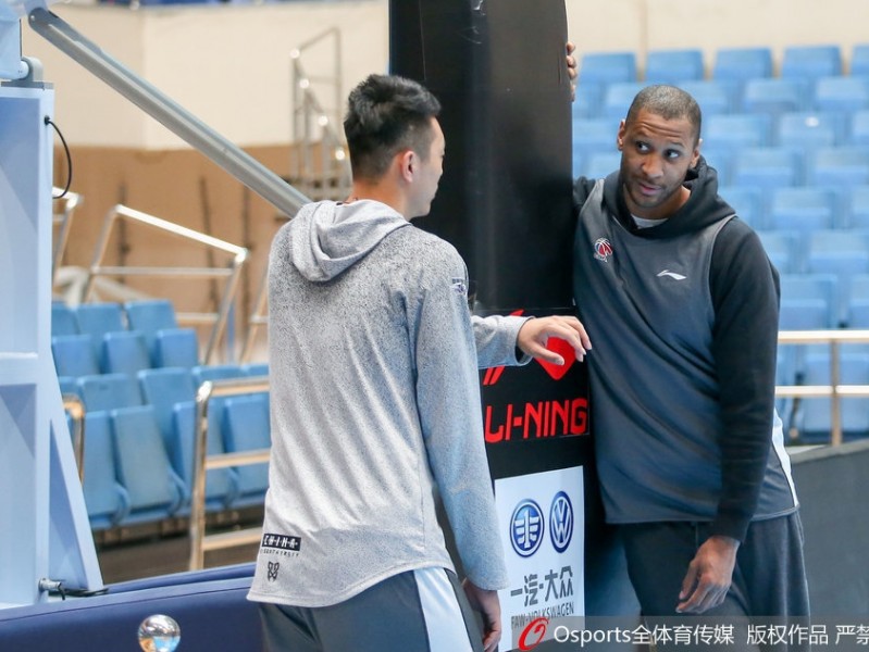 京城篮球新篇章：莫里斯现身与翟晓川的淬炼之路