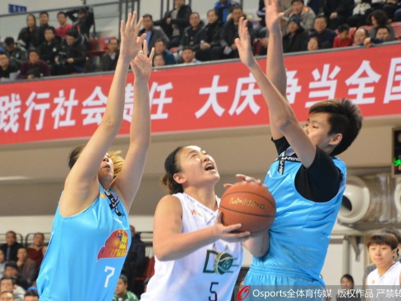 WCBA常规赛第七轮：主场作战的大庆队六十六比七十六惜败卫冕冠军北京队