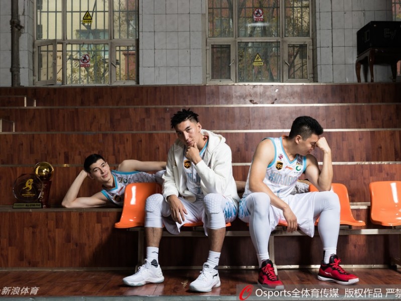 新疆广汇飞鲨破浪前行 新赛季全家福彰显卫冕雄心