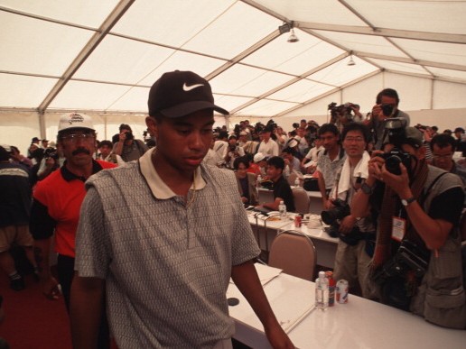 巅峰年代的璀璨记忆：回眸老虎伍兹与张连伟的辉煌足迹