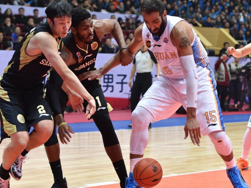 丁彦雨航目光坚毅死拼哈达迪，川鲁大战季后赛卡位硝烟弥漫