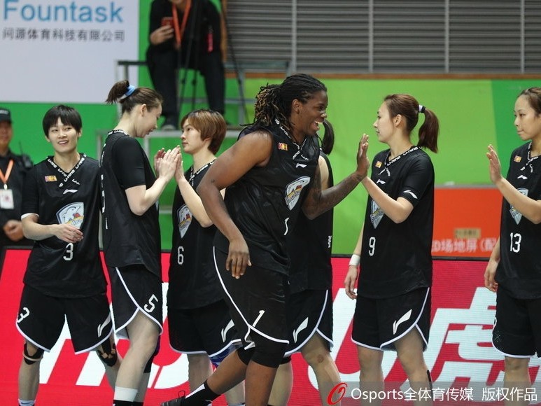 南粤玫瑰客场绽放 广东女篮五人得分上双击退江苏