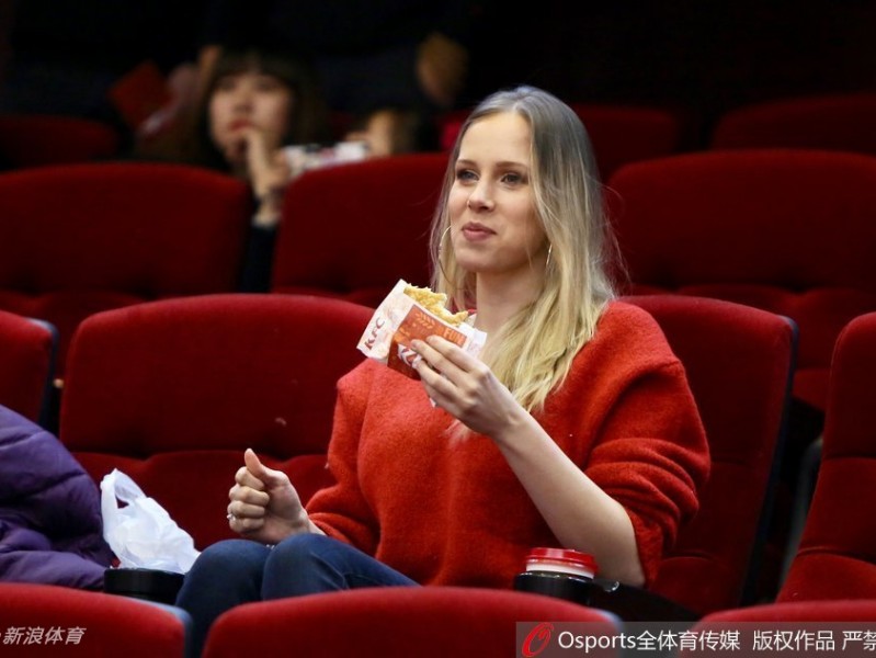 铁汉柔情：莫泰尤纳斯砍下大号两双，看台上娇妻浅笑嫣然是最美风景