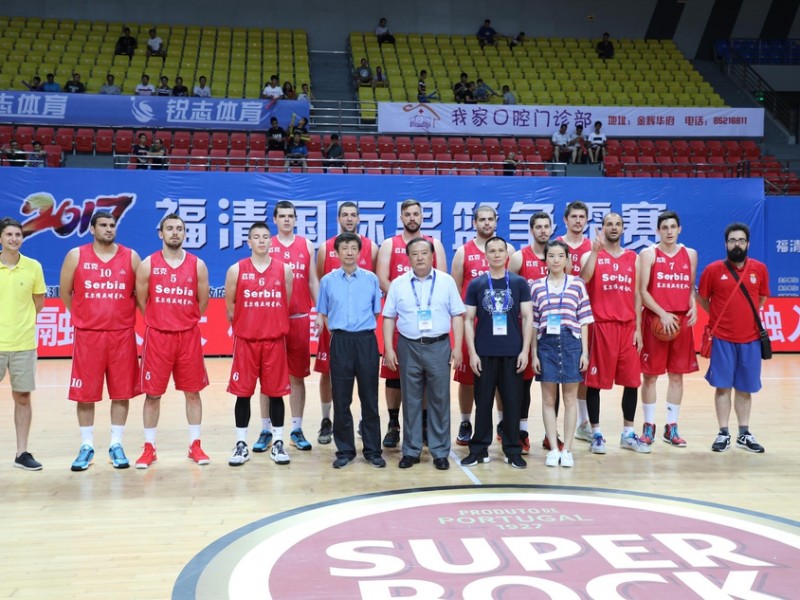 福清男篮巅峰对决美明星队激战塞尔维亚反败为胜