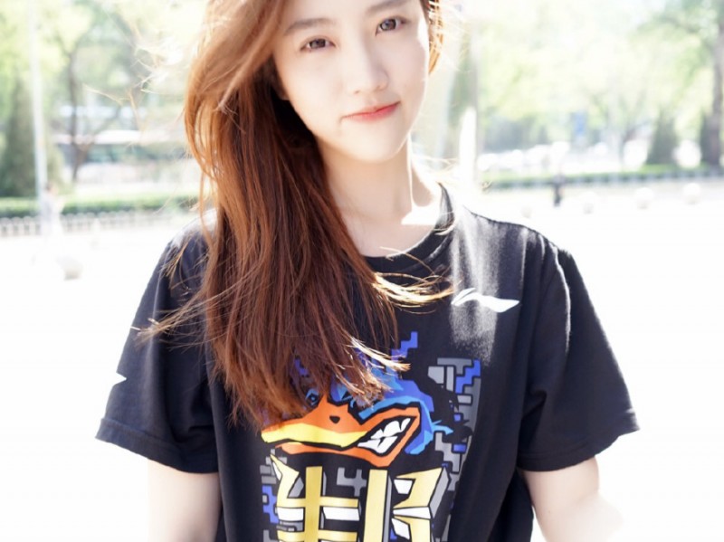 健身与星光同行：她的力量训练、鹈鹕主场与跨年主持之旅