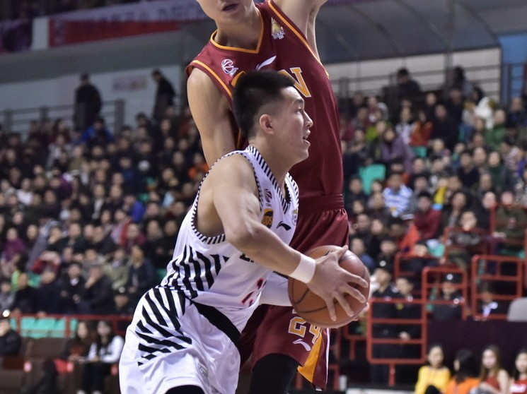 辽篮铁骑的怒吼：郭艾伦与他的战友们铸就的辉煌赛季