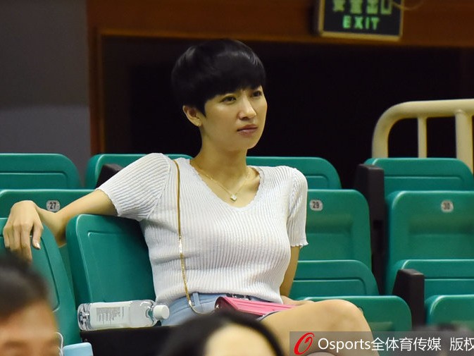 CBA最美董事长伍伯兰：赛场边的温婉目光与十年坚守