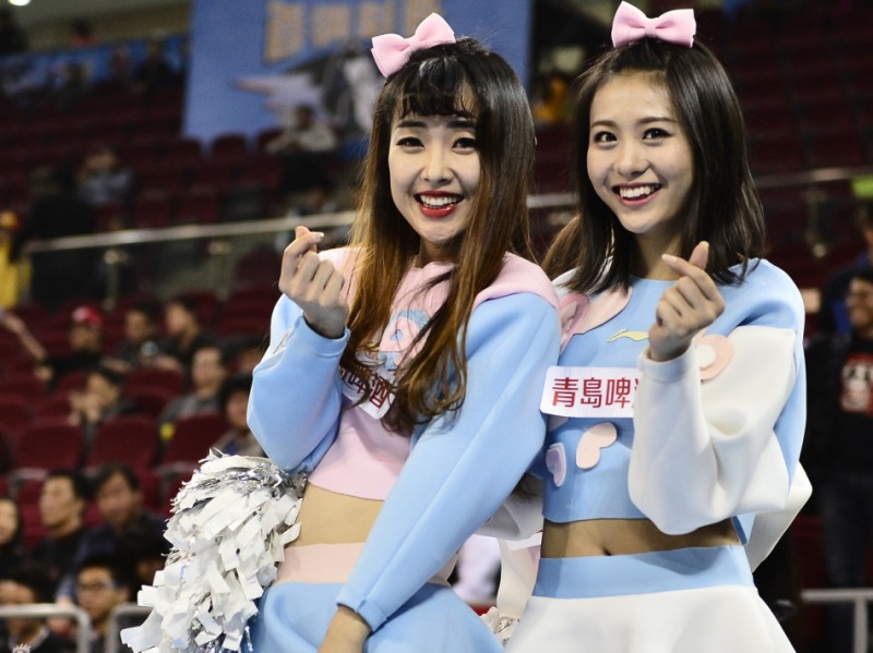 赛场边的最美风景线：各地篮球宝贝的热舞瞬间与幕后故事