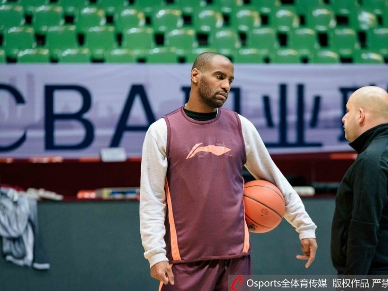北京首钢队赛前备战，刘晓宇伤愈归来投篮训练显决心