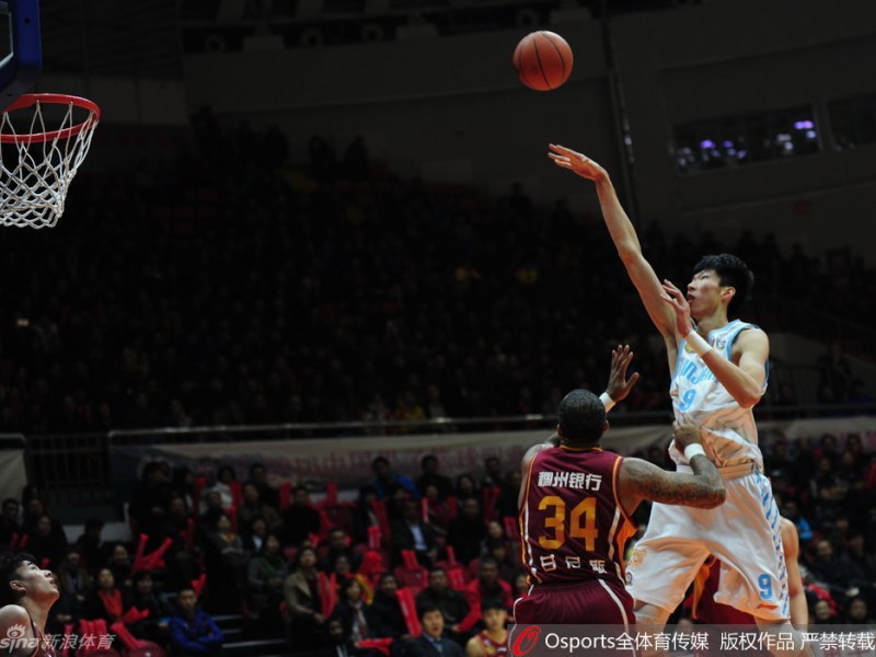 天山之巅：周琦领航飞虎众将，谱写乌鲁木齐夜空下的篮球史诗