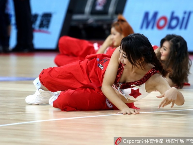 天河体育馆的冬日热浪：广州龙狮激战新疆广汇，篮球宝贝舞动羊城