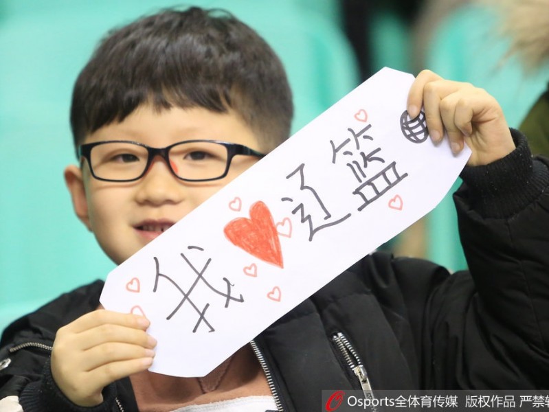冰火之歌：辽篮主场大胜夜，小球迷暖心上演“真情告白”