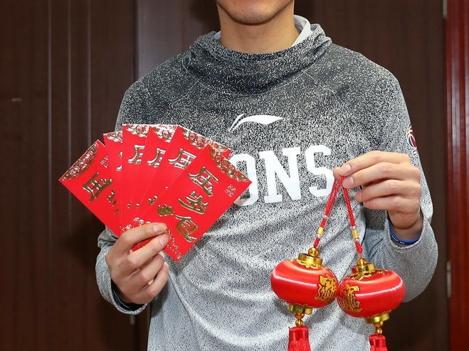 广厦众将手写春联送心语 新春佳节寄深情