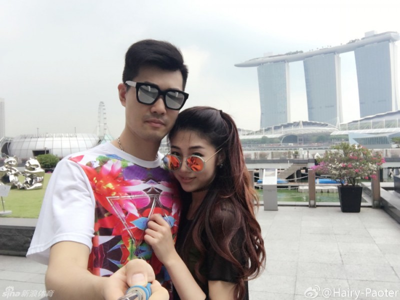 王仕鹏与爱妻李跑的新加坡甜蜜之旅：退役生活羡煞旁人