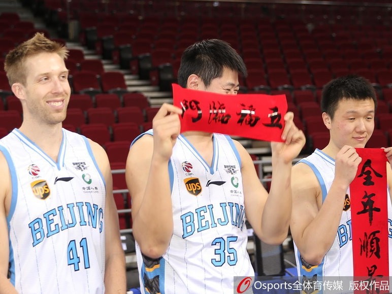 首钢将士新春贺岁 萌犬遭霹雳鸭“调戏”