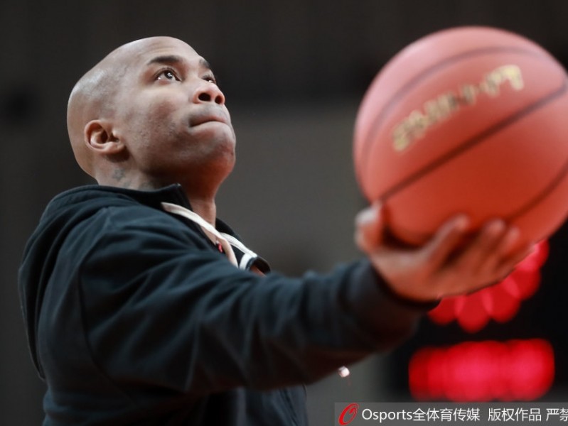 京城德比温情一幕：马布里与张庆鹏赛场重逢，英雄相惜话当年