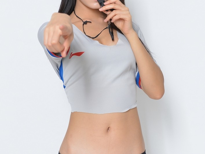 辽篮主场惊现最美风景线，篮球宝贝跨界化身专业裁判引爆全场