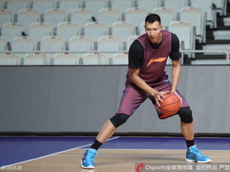 广东男篮公开课：易建联穿定制战靴亮相 阿联试探步神同步布泽尔宝刀未老