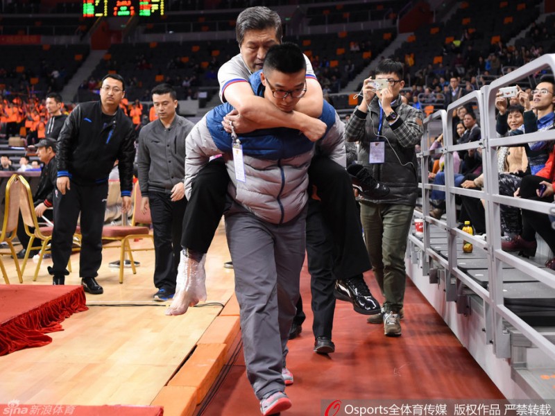 赛场惊魂一刻：裁判意外崴脚，被背出场外的特殊“伤员”
