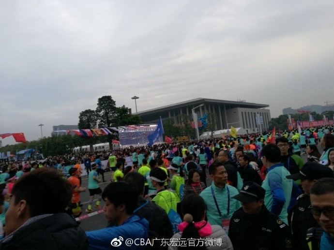 莞马赛道上的篮球巨人：易建联与广东宏远众将的冬日激情奔跑