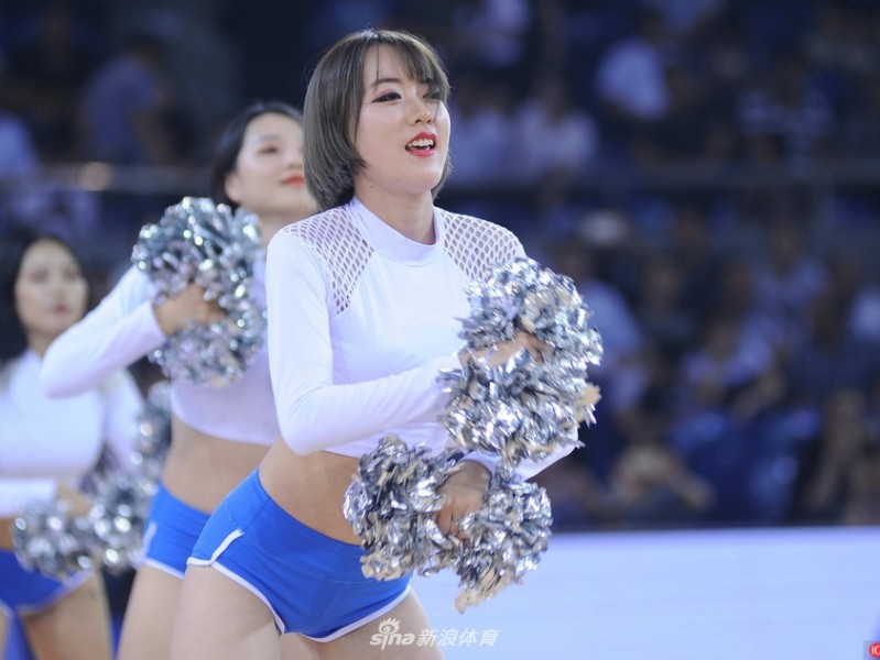 溧阳奥体中心热力绽放 啦啦宝贝舞动CBA季前赛