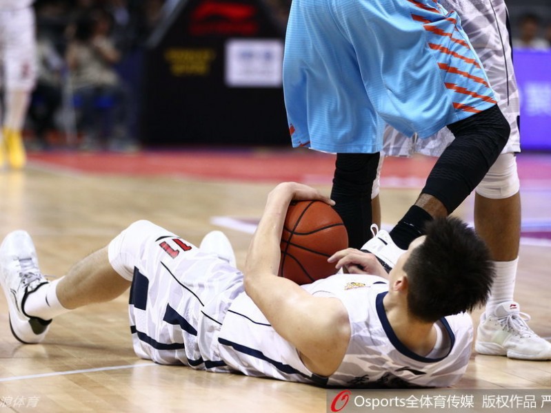 总决赛硝烟弥漫 疆粤大战火爆冲突全记录