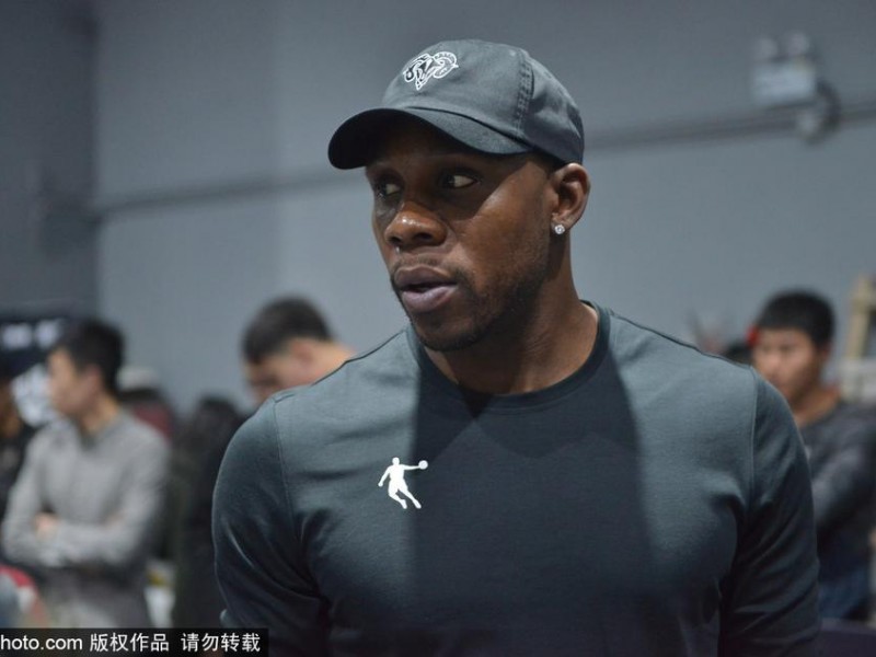 哈德森沈阳秀三分教女球迷运球 引爆篮球嘉年华